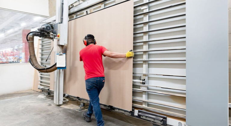 How to Choose a Vertical Panel Saw for Your Furniture Factory
